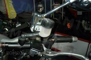 Questão IMT: Nos motociclos equipados com embraiagem hidráulica, o respectivo nível do líquido deve ser verificado: