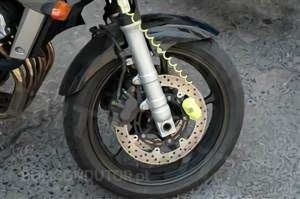 Questão IMT: Nos motociclos, os pneus de origem devem ser substituídos por outros mais largos.