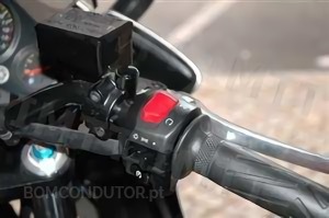 Questão IMT: Num motociclo, o interruptor de cor vermelha colocado no lado direito do guiador, tem como função:
