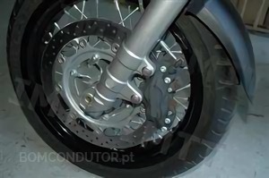 Questão IMT: Uma pressão excessiva do pneu da frente de um motociclo pode implicar que: