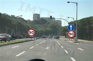 Questão IMT: Perante a sinalização existente estou proibido de exceder a velocidade máxima de 50 km/h na via de trânsito onde circulo.
