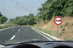 Questão IMT: Perante a sinalização, estão proibidos de realizar a manobra de ultrapassagem a outros automóveis: