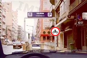 Questão IMT: Perante este sinal que veículos podem ter acesso ao Parque?