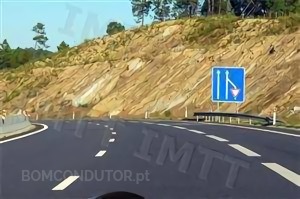 Questão IMT: O sinal vertical indica aos condutores que circulam na via mais à direita que: