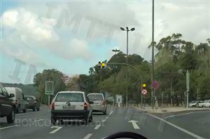 Questão IMT: A luz amarela intermitente do semáforo da esquerda pode condicionar a minha circulação?