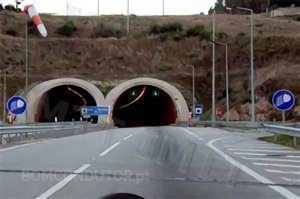 Questão IMT: Ao entrar neste túnel, um condutor: