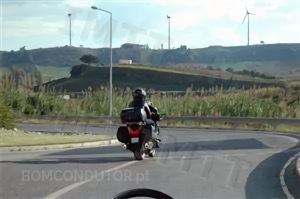 Questão IMT: Nesta situação, qual o motivo que deve levar o motociclista a moderar a velocidade?
