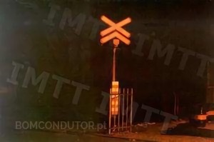 Questão IMT: Neste local se o sinal estiver vermelho, de noite, o ciclomotorista é obrigado a usar as luzes de: