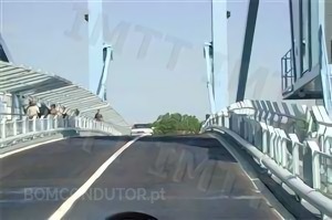 Questão IMT: Um condutor está obrigado a moderar especialmente a velocidade quando circula nesta ponte. Concorda com esta afirmação?