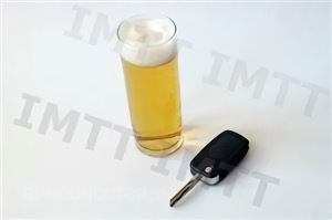 Questão IMT: A ingestão de bebidas alcoólicas influencia a condução, porque: