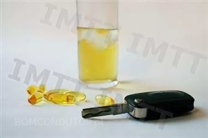 Questão IMT: Ao ingerir álcool e medicamentos, em simultâneo, o condutor pode ver aumentado o efeito de ambas as substâncias na condução.
