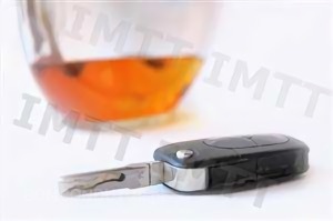 Questão IMT: Constitui crime a condução com uma taxa de álcool no sangue: