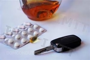 Questão IMT: Existem medicamentos cuja ingestão pode influenciar a condução da mesma forma que o álcool.