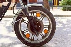 Questão IMT: Nos ciclomotores, os pneus de origem devem ser substituídos por outros mais largos.
