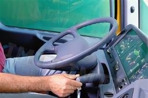 Questão IMT: Num automóvel pesado equipado com caixa de velocidades manual, o condutor ao engrenar uma velocidade, deve: