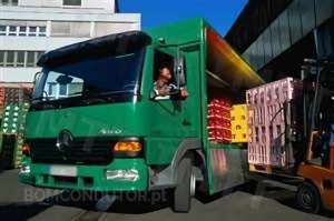 Questão IMT: No transporte de mercadorias em automóveis pesados, se a carga for concentrada no lado esquerdo da respectiva caixa de carga, pode: