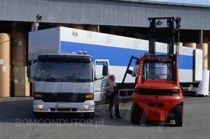 Questão IMT: Num conjunto de veículos constituído por veículo tractor e semi-reboque, se a carga for concentrada na parte dianteira do semi-reboque, pode: