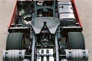 Questão IMT: Por norma, num veículo tractor pesado, as ligações/tomadas pneumáticas e eléctricas para ligação ao semi-reboque, estão montadas: