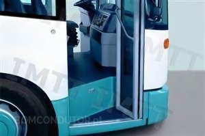 Questão IMT: O condutor de um autocarro deve observar com especial atenção e através dos espelhos retrovisores as zonas de funcionamento das portas, quando:
