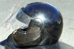 Questão IMT: O capacete de protecção só é obrigatório para o condutor de motociclos.