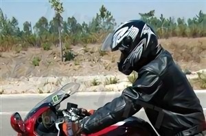 Questão IMT: O casaco de protecção é um equipamento essencial para um motociclista?