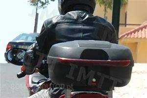 Questão IMT: Um motociclista deve utilizar luvas: