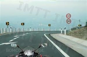 Questão IMT: Conduzindo um motociclo nesta via, não urbana, devo circular a uma velocidade compreendida entre os 50 e os 90 km/h.
