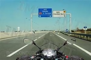 Questão IMT: Em auto-estrada, os condutores de motociclos devem conferir particular atenção à observação periódica dos espelhos retrovisores.