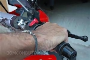 Questão IMT: Num motociclo de duas rodas, durante uma aceleração brusca que não provoque derrapagem: