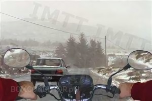 Questão IMT: O motociclista só pode utilizar faróis de nevoeiro traseiros, quando: