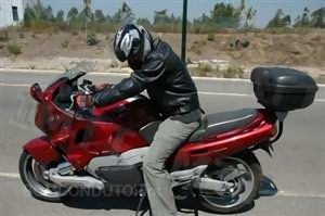 Questão IMT: Quando o motociclo avaria, com paragem do motor, o motociclista deve: