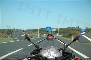 Questão IMT: Ao circular numa auto-estrada o condutor de motociclo deve: