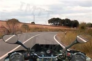 Questão IMT: Na condução de um motociclo de duas rodas em curva, a acção da força centrífuga:
