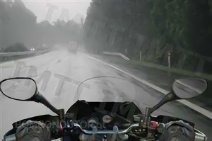 Questão IMT: Na condução de um motociclo de duas rodas em piso molhado, à medida que a velocidade aumenta: