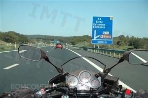Questão IMT: Na realização de qualquer manobra em auto-estrada os condutores de motociclos devem ter especial atenção: