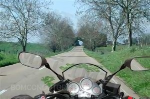 Questão IMT: Nesta situação, em que há folhas de árvore na faixa de rodagem, a aderência do motociclo que conduzo pode ficar comprometida?