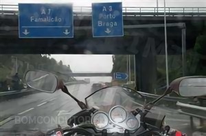 Questão IMT: O que deve fazer o condutor de um motociclo em situação de chuva?