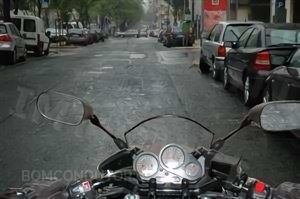 Questão IMT: O risco na condução de um motociclo aumenta, sempre que se circula em piso molhado: