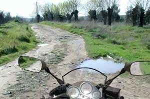 Questão IMT: Se o piso da via estiver cheio de buracos, enquanto condutor de motociclo, devo: