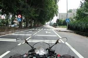 Questão IMT: Um motociclista, ao circular numa via com bandas cromáticas, deve:
