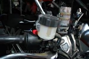 Questão IMT: A exposição prolongada ao ar de líquido dos travões de motociclos deve ser evitada, porque: