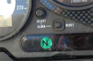 Questão IMT: A luz avisadora de cor verde, com a inscrição N e presente no painel de instrumentos, quando acesa, informa o condutor que: