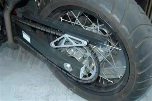 Questão IMT: A separação do pneu da jante, no caso dos motociclos, pode ocorrer: