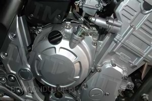Questão IMT: Como deve ser verificado o nível de óleo no motor dos motociclos?